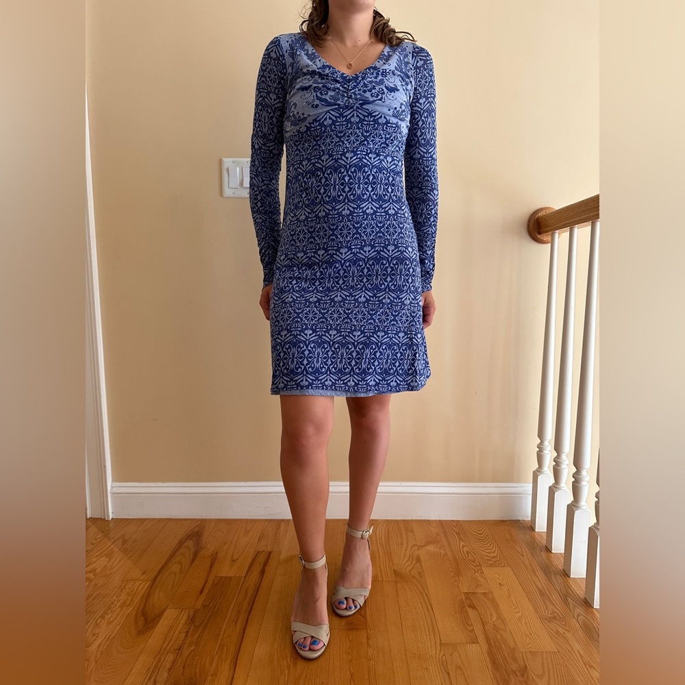 Knee-length long sleeve indigo dress with floral pattern and ruched sleeves